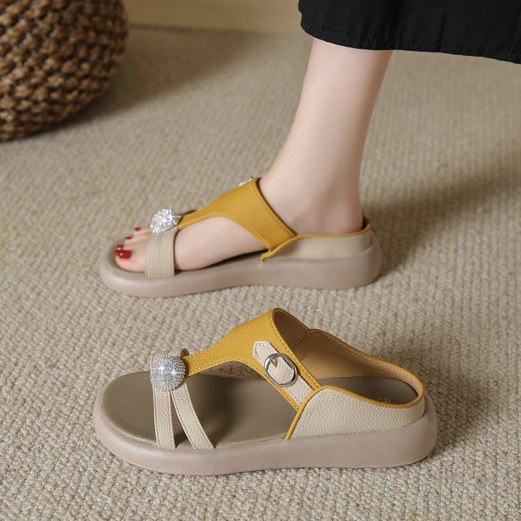Большой размер однословные полые сандалии лето новые повседневные модные стразы однопедальные на плоской подошве с мягкой подошвой прохладные тапочки 35 жёлтый
Большой размер однословные полые сандалии лето новые повседневные модные стразы однопедальные на плоской подошве с мягкой подошвой прохладные тапочки 35 жёлтый