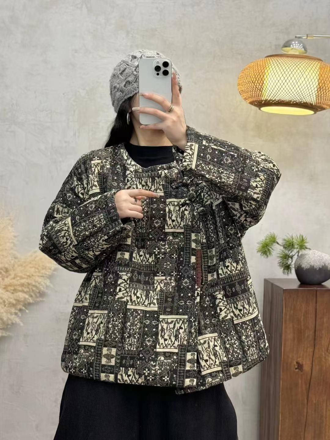 2025 autumn and winter new retro contrasting color round neck printing padded cotton fashion literary style personalized buckle loose coat women one size fits all коричневий
2025 autumn and winter new retro contrasting color round neck printing padded cotton fashion literary style personalized buckle loose coat women one size fits all коричневий
