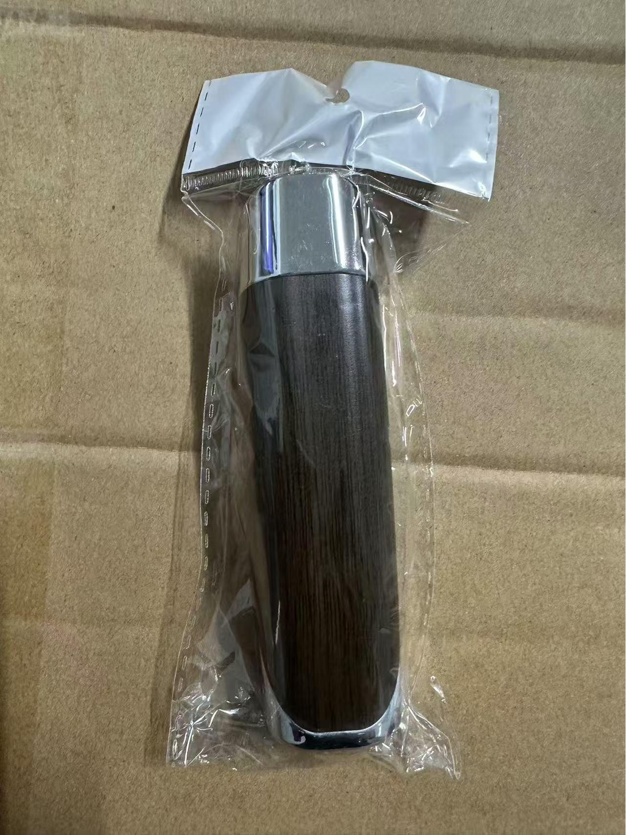 Декоративная накладка на ручку ручного тормоза автомобиля с узором из углеродного волокна
Декоративная накладка на ручку ручного тормоза автомобиля с узором из углеродного волокна