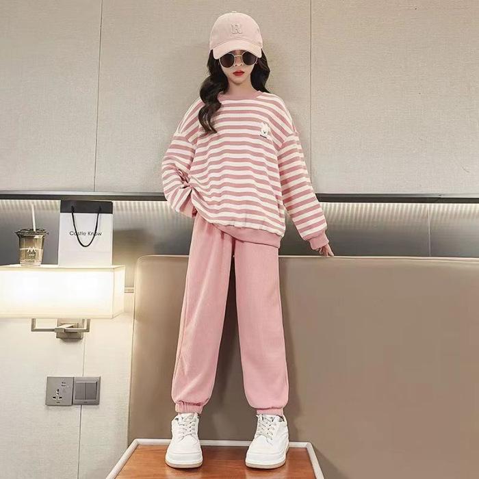 Стильный полосатый свитшот + брюки Детский спортивный костюм на весну осень Корейская версия Набор из 2 предметов для девочек 110
Стильный полосатый свитшот + брюки Детский спортивный костюм на весну осень Корейская версия Набор из 2 предметов для девочек 110