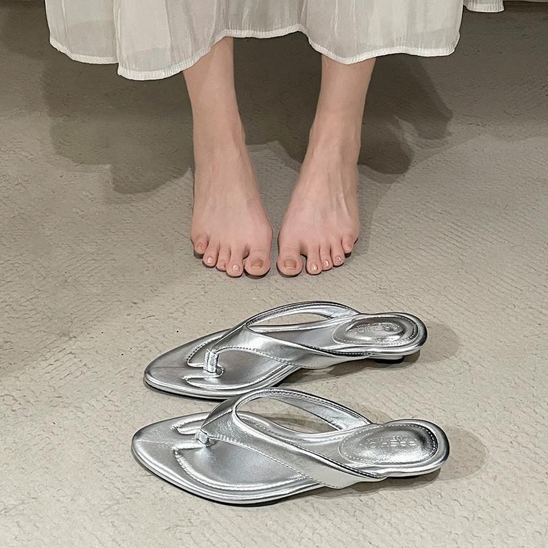 Black high-end non-slip thick-bottomed slope heel flip-flops for women s summer wear 2025 new models with skirts French cool slippers 40 серебряный
Black high-end non-slip thick-bottomed slope heel flip-flops for women s summer wear 2025 new models with skirts French cool slippers 40 серебряный