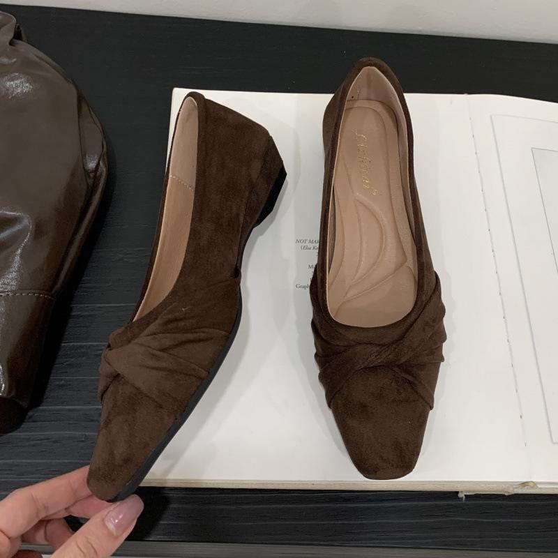 French small slope heel suede square head small single shoes women s shoes 2025 autumn new one-pedal commuter shoes work shoes 39
French small slope heel suede square head small single shoes women s shoes 2025 autumn new one-pedal commuter shoes work shoes 39