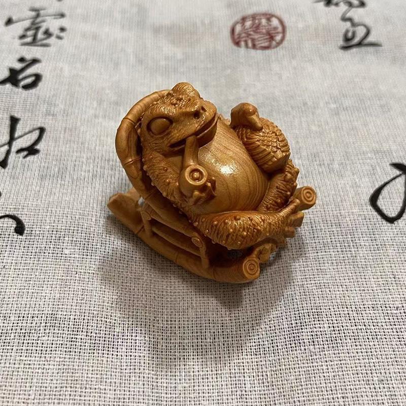 Натуральный кипарис Золотая жаба Привлекающая богатство Фигурка резьба по массиву дерева Украшение для дома, комнаты, офиса, автомобиля Рождественский подарок
Натуральный кипарис Золотая жаба Привлекающая богатство Фигурка резьба по массиву дерева Украшение для дома, комнаты, офиса, автомобиля Рождественский подарок