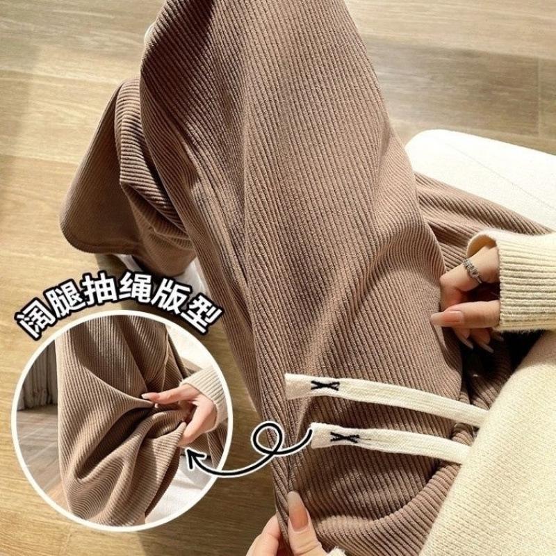 Женские вельветовые брюки с высокой посадкой и широкими штанинами - Коллекция Весна/Осень 2024 One Size (80-130)
Женские вельветовые брюки с высокой посадкой и широкими штанинами - Коллекция Весна/Осень 2024 One Size (80-130)