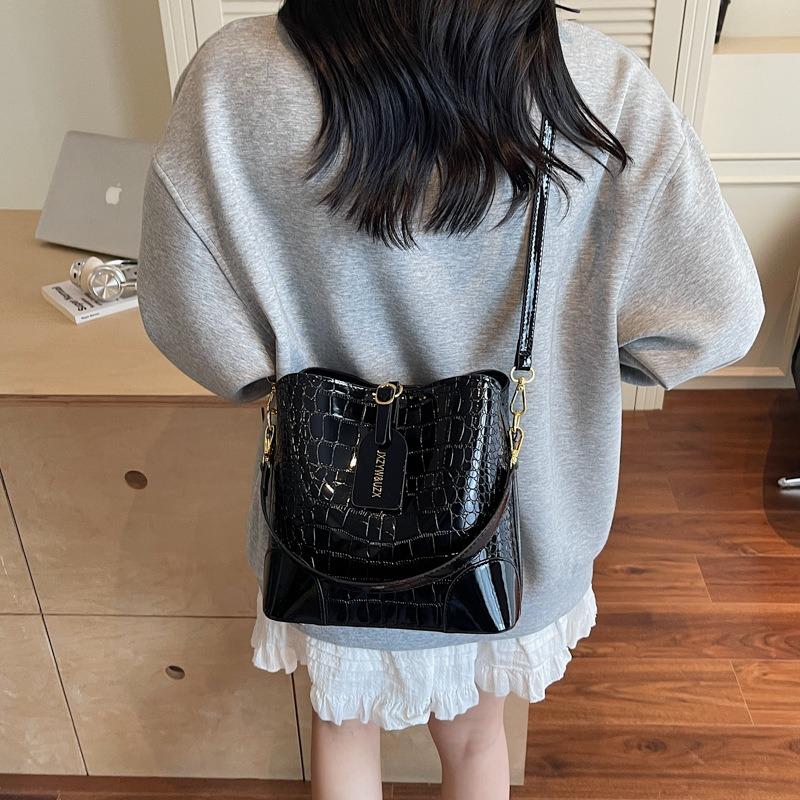 New urban simple casual temperament shoulder bag oblique span bag women s bag underarm bag stone pattern bucket bag чорний
New urban simple casual temperament shoulder bag oblique span bag women s bag underarm bag stone pattern bucket bag чорний