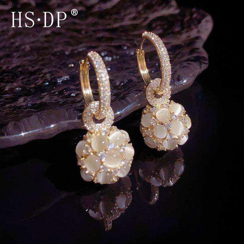 Изысканные и модные серьги в форме кошачьего глаза, стиль для двух видов одежды, легкая роскошь, элитная мода и элегантные серьги в женском стиле. 
Изысканные и модные серьги в форме кошачьего глаза, стиль для двух видов одежды, легкая роскошь, элитная мода и элегантные серьги в женском стиле.