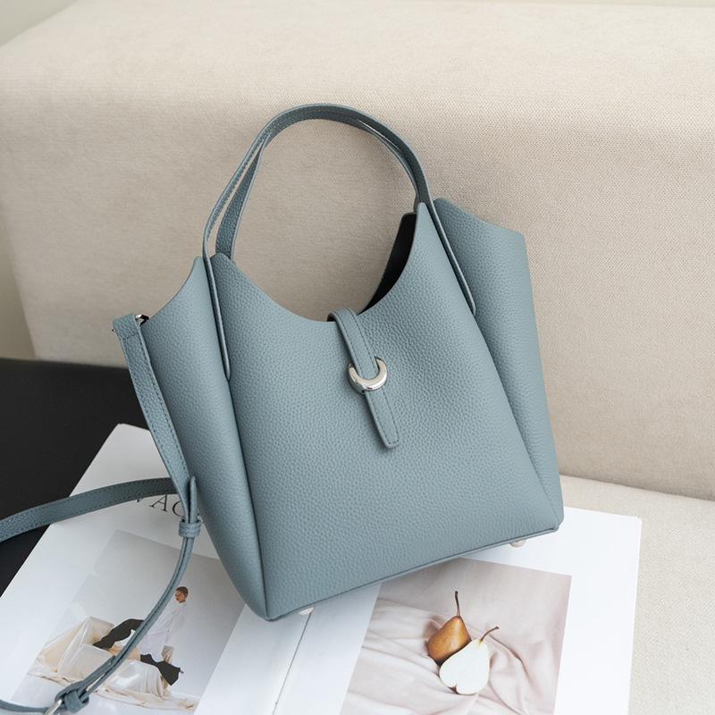 Spring and Summer Genuine Leather Women s Hand-held Tote Bag Fashionable Wind Chime Bag Crossbody Bag синій
Spring and Summer Genuine Leather Women s Hand-held Tote Bag Fashionable Wind Chime Bag Crossbody Bag синій