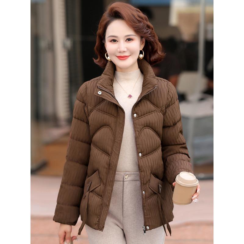Женская короткая пуховая куртка с воротником-стойкой, новая модная куртка с подкладкой для мамы, повседневная теплая утолщенная куртка с подкладкой 2XL (125-70 kg) кофейный
Женская короткая пуховая куртка с воротником-стойкой, новая модная куртка с подкладкой для мамы, повседневная теплая утолщенная куртка с подкладкой 2XL (125-70 kg) кофейный