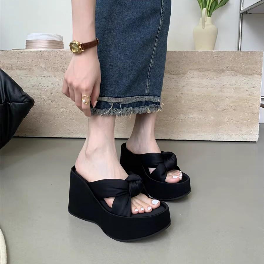 High-end fashion thick-soled slippers for women s summer outer wear 2025 new slope heel small height-increasing beach one-word slippers 34 чёрный
High-end fashion thick-soled slippers for women s summer outer wear 2025 new slope heel small height-increasing beach one-word slippers 34 чёрный