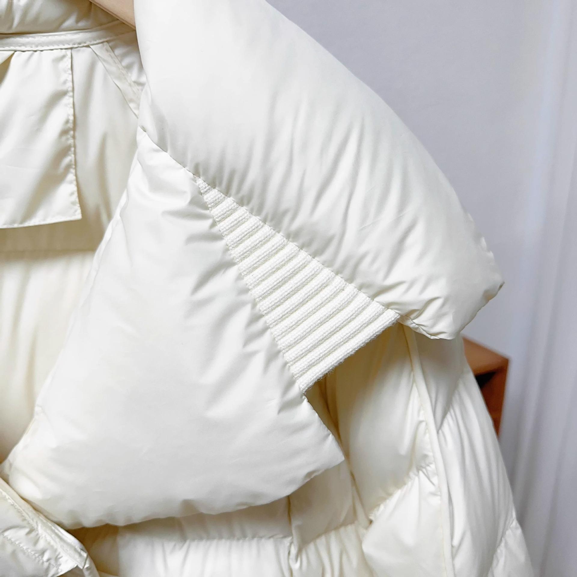 European version 2024 new medium and long knee down jacket women s fashion warm thickened casual loose white duck down jacket S recommends within 65kg
European version 2024 new medium and long knee down jacket women s fashion warm thickened casual loose white duck down jacket S recommends within 65kg