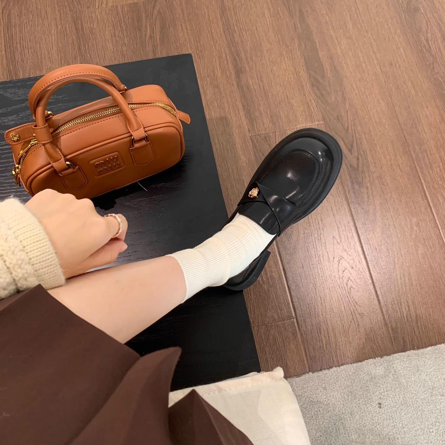 Версия из овчины кожаные маленькие золотые монеты одинарная обувь толстый каблук мягкая подошва толстая подошва лоферы кожаная обувь женская осень 40
Версия из овчины кожаные маленькие золотые монеты одинарная обувь толстый каблук мягкая подошва толстая подошва лоферы кожаная обувь женская осень 40