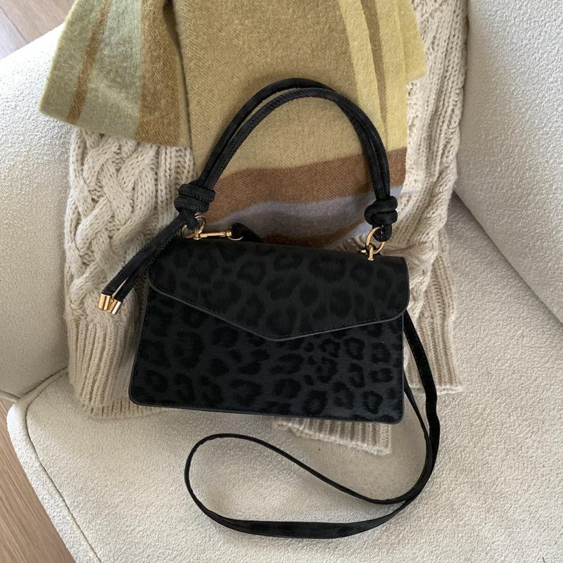 Fashion handbag bag women s new leopard print niche design shoulder messenger bag commuter small square bag чорний
Fashion handbag bag women s new leopard print niche design shoulder messenger bag commuter small square bag чорний