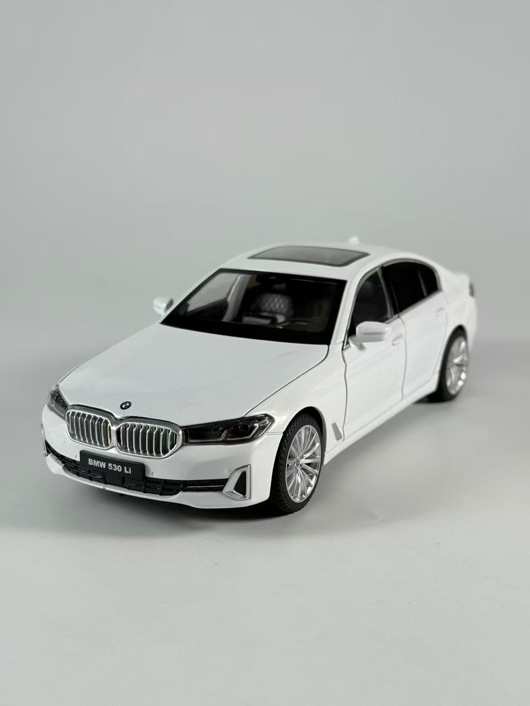 1/18 BMW 530li Сплав Литий Під Тиском Декорація Спальня Дім Внутрішній Інтер єр Прикраси Вибір Мода Колекціонування Хобі Модель Автомобіля Подарунки Коробка
1/18 BMW 530li Сплав Литий Під Тиском Декорація Спальня Дім Внутрішній Інтер єр Прикраси Вибір Мода Колекціонування Хобі Модель Автомобіля Подарунки Коробка