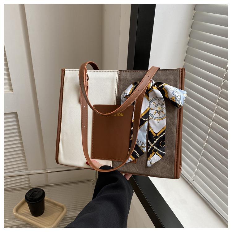 Simple, fashionable and large-capacity 2025 silk scarf, new winter leisure, retro color matching, underarm bag, shoulder tote bag for women коричневый
Simple, fashionable and large-capacity 2025 silk scarf, new winter leisure, retro color matching, underarm bag, shoulder tote bag for women коричневый