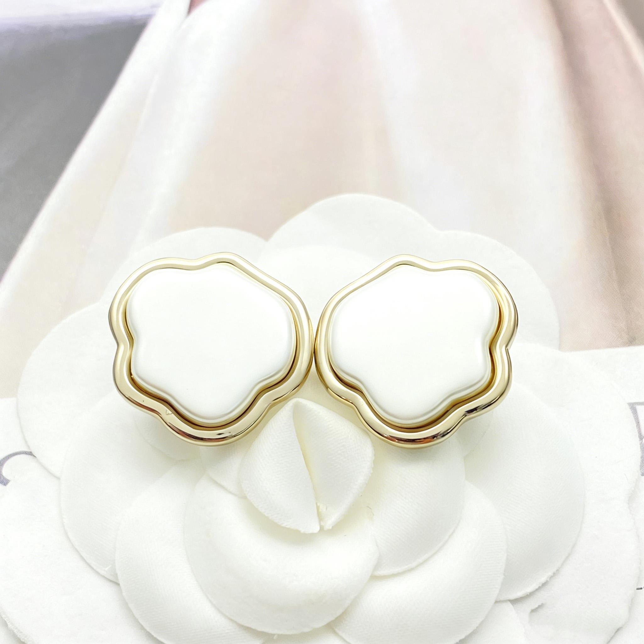 Cloud Fritillary Pearl Earrings in black and white dual colors Adding Rivet Elements Fashionable and exquisite high-end customized білий
Cloud Fritillary Pearl Earrings in black and white dual colors Adding Rivet Elements Fashionable and exquisite high-end customized білий