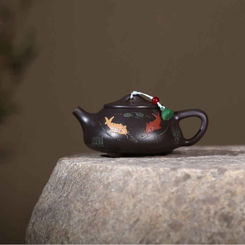 230ml Classic Yixing Purple Clay Teapots Handmade Both Fish Stone Scoop Pot Raw Ore Black Gold Mud Kettle Chinese Zisha Tea Set
230ml Classic Yixing Purple Clay Teapots Handmade Both Fish Stone Scoop Pot Raw Ore Black Gold Mud Kettle Chinese Zisha Tea Set