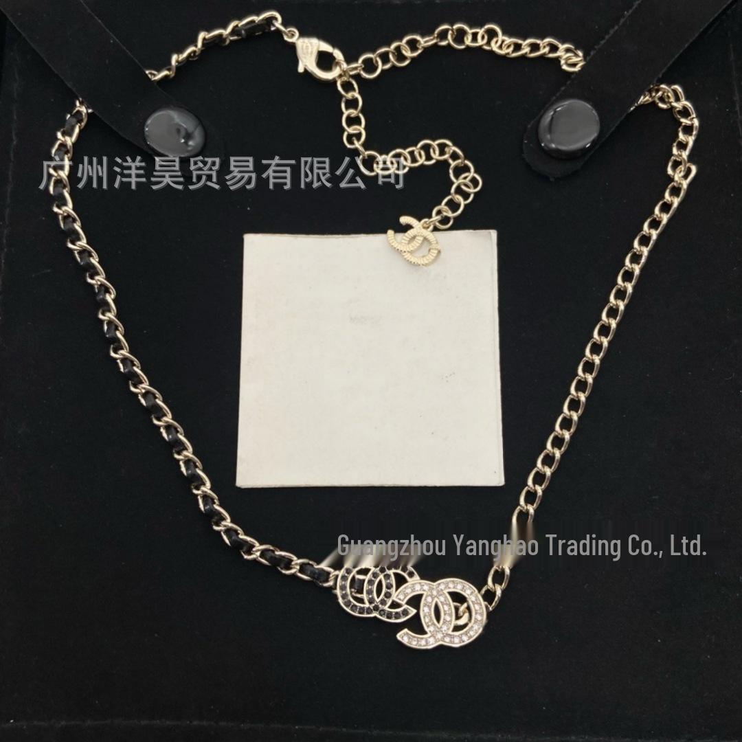 Високоякісне намисто Seiko з подвійним інкрустованим діамантом чорного та білого кольору та чорним шкіряним шнурком
Високоякісне намисто Seiko з подвійним інкрустованим діамантом чорного та білого кольору та чорним шкіряним шнурком