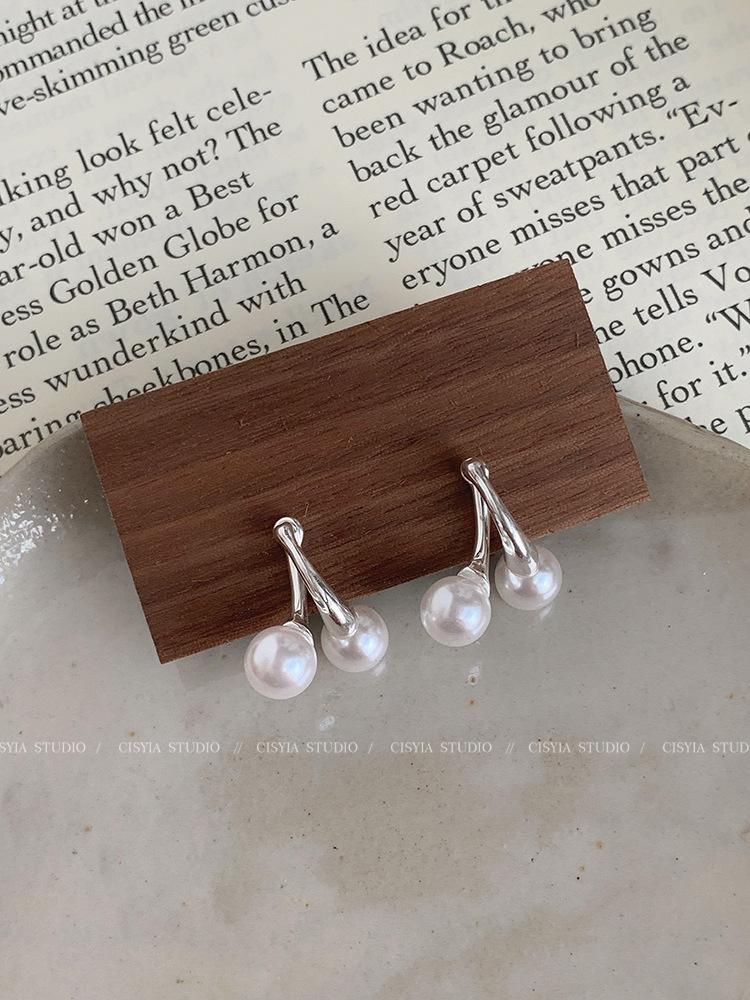 Cold temperament two wearing pearl earrings women s new trendy temperament earrings, high-end light luxury earrings are popular жемчужина белый
Cold temperament two wearing pearl earrings women s new trendy temperament earrings, high-end light luxury earrings are popular жемчужина белый