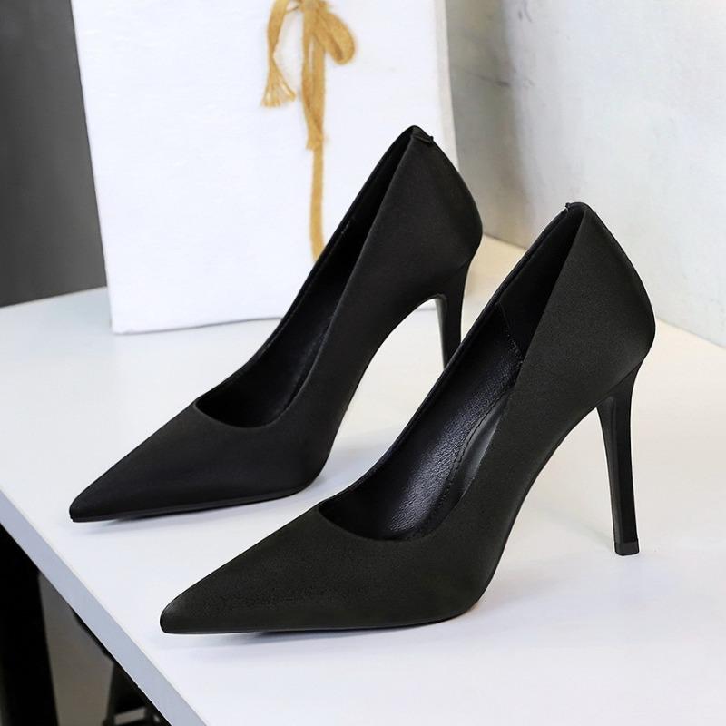 Elegant Pointed Toe Party Dress Women Pumps Slip on Shallow Silk Fabric Concise Design Autumn High Heels Shoes for Ladies 35
Elegant Pointed Toe Party Dress Women Pumps Slip on Shallow Silk Fabric Concise Design Autumn High Heels Shoes for Ladies 35