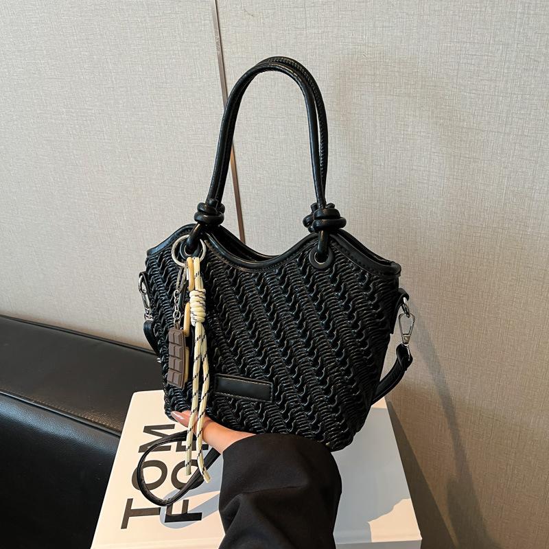 Premium sense niche pleated bag women s new fashion shoulder handbag versatile messenger bucket bag чёрный
Premium sense niche pleated bag women s new fashion shoulder handbag versatile messenger bucket bag чёрный