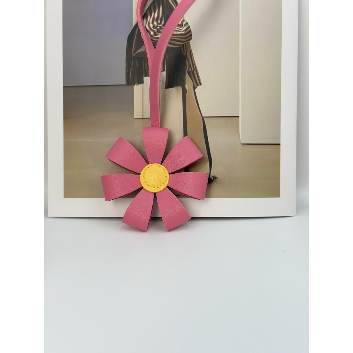 Trendy fashion leather small daisy shape pendant, personalized bag pendant flower pendant Xiaohongshu explosion
Trendy fashion leather small daisy shape pendant, personalized bag pendant flower pendant Xiaohongshu explosion