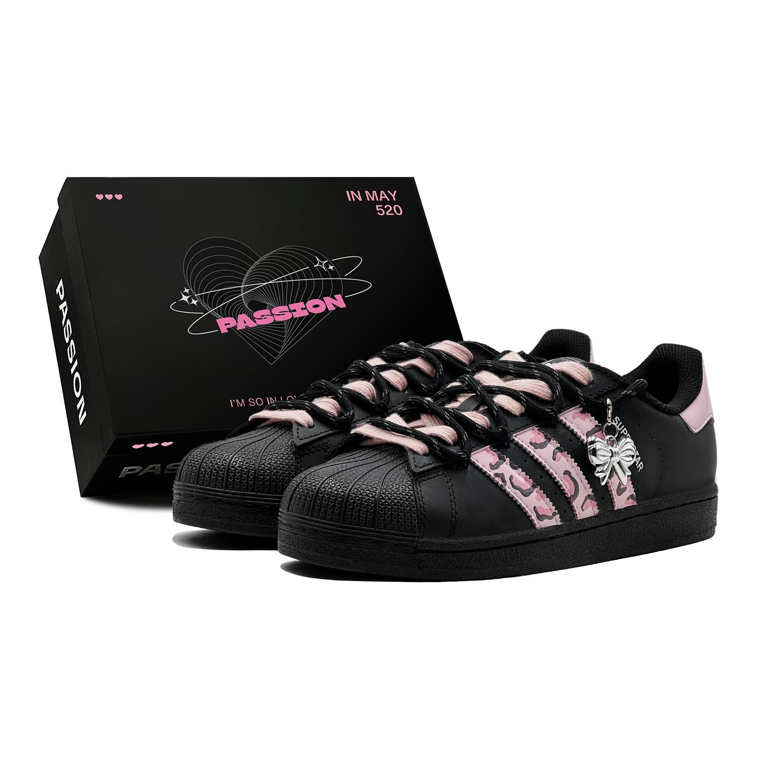 Adidas Originals Superstar 2 Couple s, Romantic Favor, Leopard Print Bowknot, Unique Elegance, Comfortable Versatile JH9977(TeamS1-S-BOX) 39⅓
Adidas Originals Superstar 2 Couple s, Romantic Favor, Leopard Print Bowknot, Unique Elegance, Comfortable Versatile JH9977(TeamS1-S-BOX) 39⅓