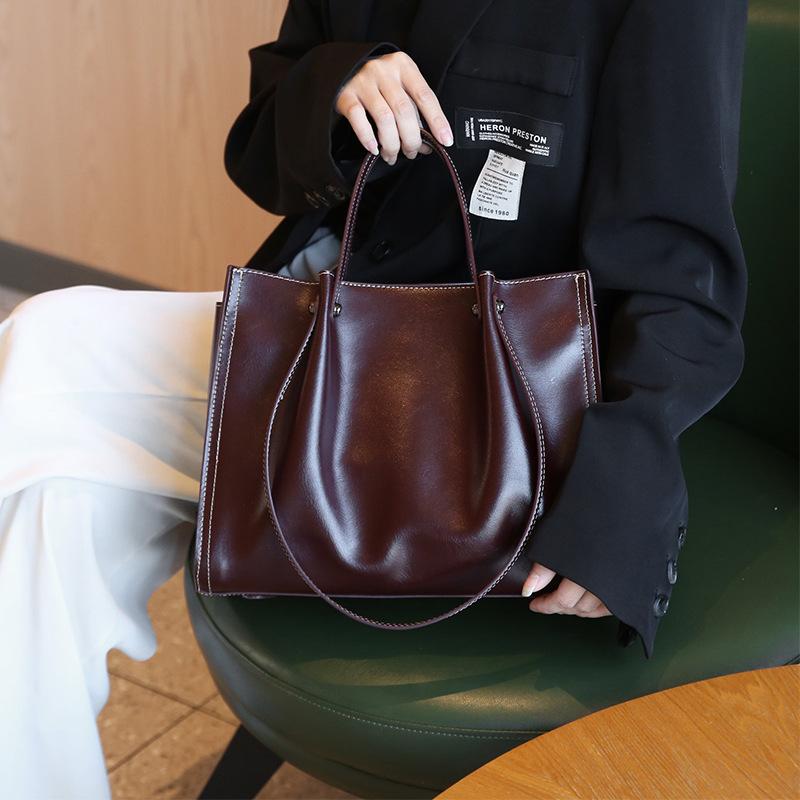 Genuine Leather Women s Bag Korean Autumn and Winter New Large capacity Commuting Tote Bag Head Layer Cowhide Leather One Shoulder Handbag
Genuine Leather Women s Bag Korean Autumn and Winter New Large capacity Commuting Tote Bag Head Layer Cowhide Leather One Shoulder Handbag