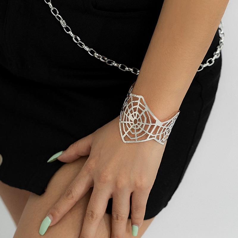 French open bangle bracelet - niche vintage hollow leaf design - geometric style
French open bangle bracelet - niche vintage hollow leaf design - geometric style