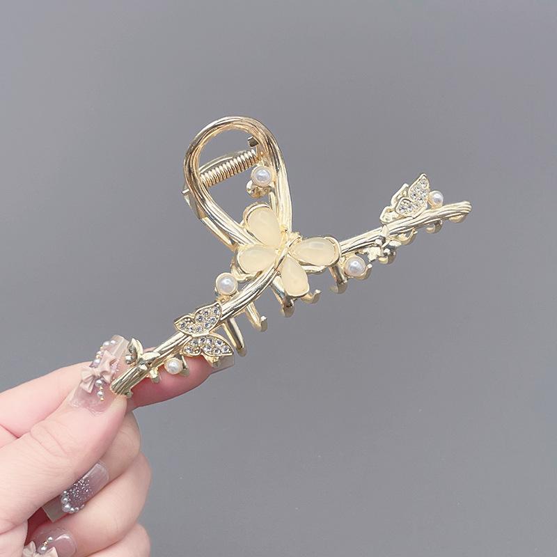 Заколка для волос «Акула» с жемчугом и стразами «Лилия долины»
Заколка для волос «Акула» с жемчугом и стразами «Лилия долины»