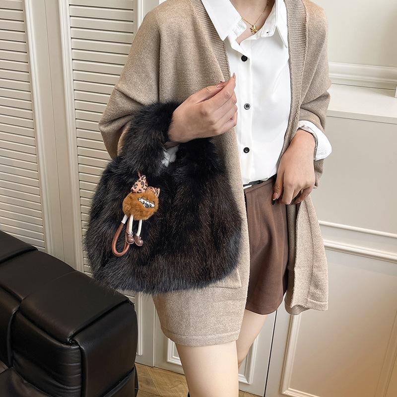 Fuzzy Simple Top Handle Bag New Shoulder Mini Bag for Women Elegant Winter Commute Comfortable and Versatile Texture Bucket Bag чёрный
Fuzzy Simple Top Handle Bag New Shoulder Mini Bag for Women Elegant Winter Commute Comfortable and Versatile Texture Bucket Bag чёрный