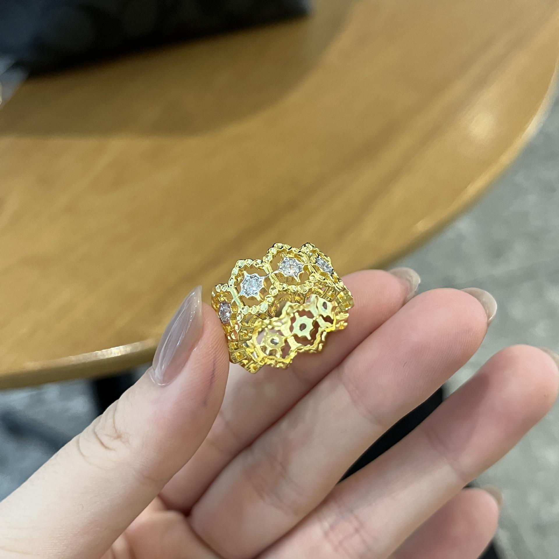 Versa Jewelry Итальянский Двор Матовое Ажурное Открытое Кольцо Женское Знаменитость Указательный Палец No. 8
Versa Jewelry Итальянский Двор Матовое Ажурное Открытое Кольцо Женское Знаменитость Указательный Палец No. 8