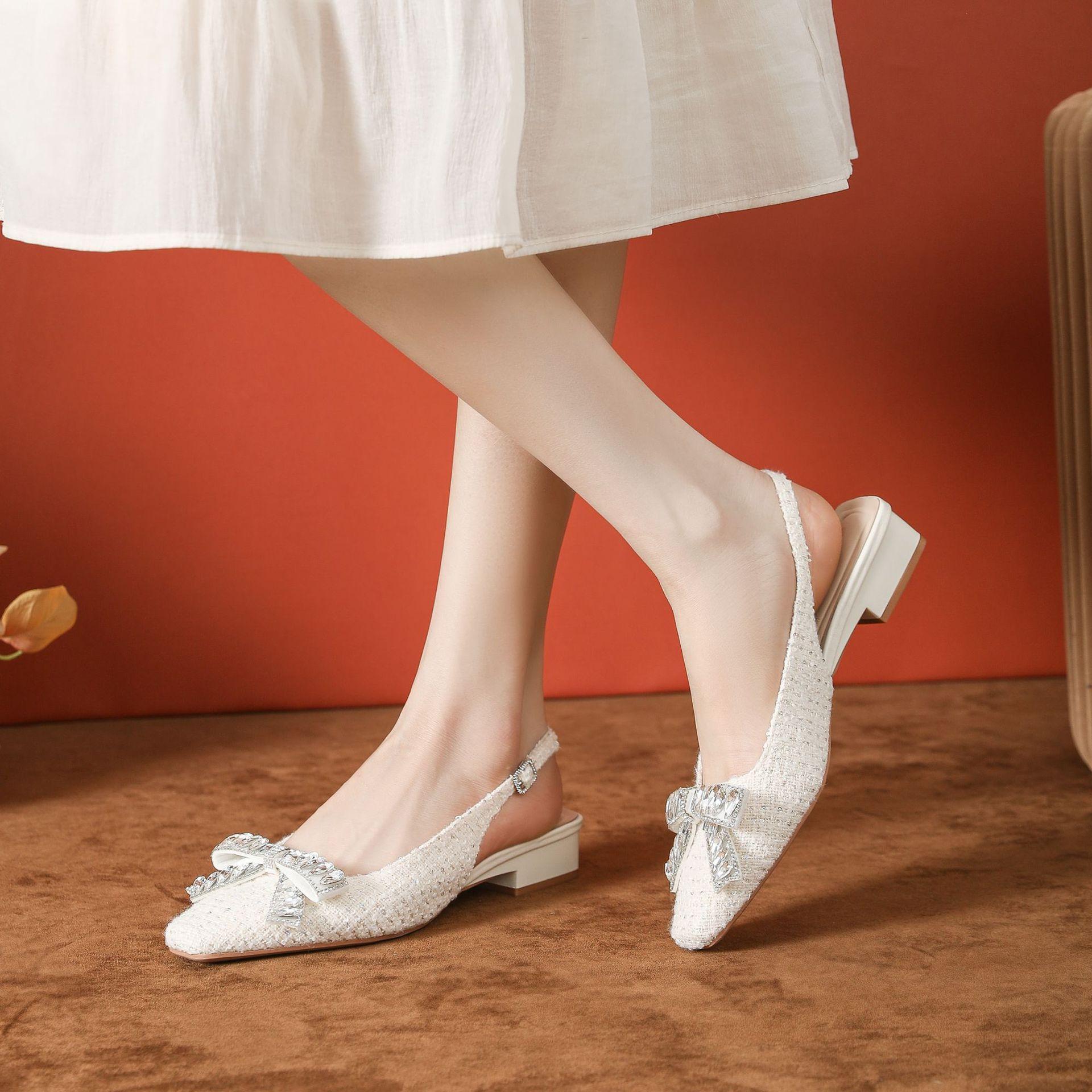 Летние новые туфли-лодочки со стразами и бантом для женщин, толстый каблук, квадратный носок, открытая пятка, сандалии с закрытым носком для женщин, в стиле маленького аромата 40
Летние новые туфли-лодочки со стразами и бантом для женщин, толстый каблук, квадратный носок, открытая пятка, сандалии с закрытым носком для женщин, в стиле маленького аромата 40