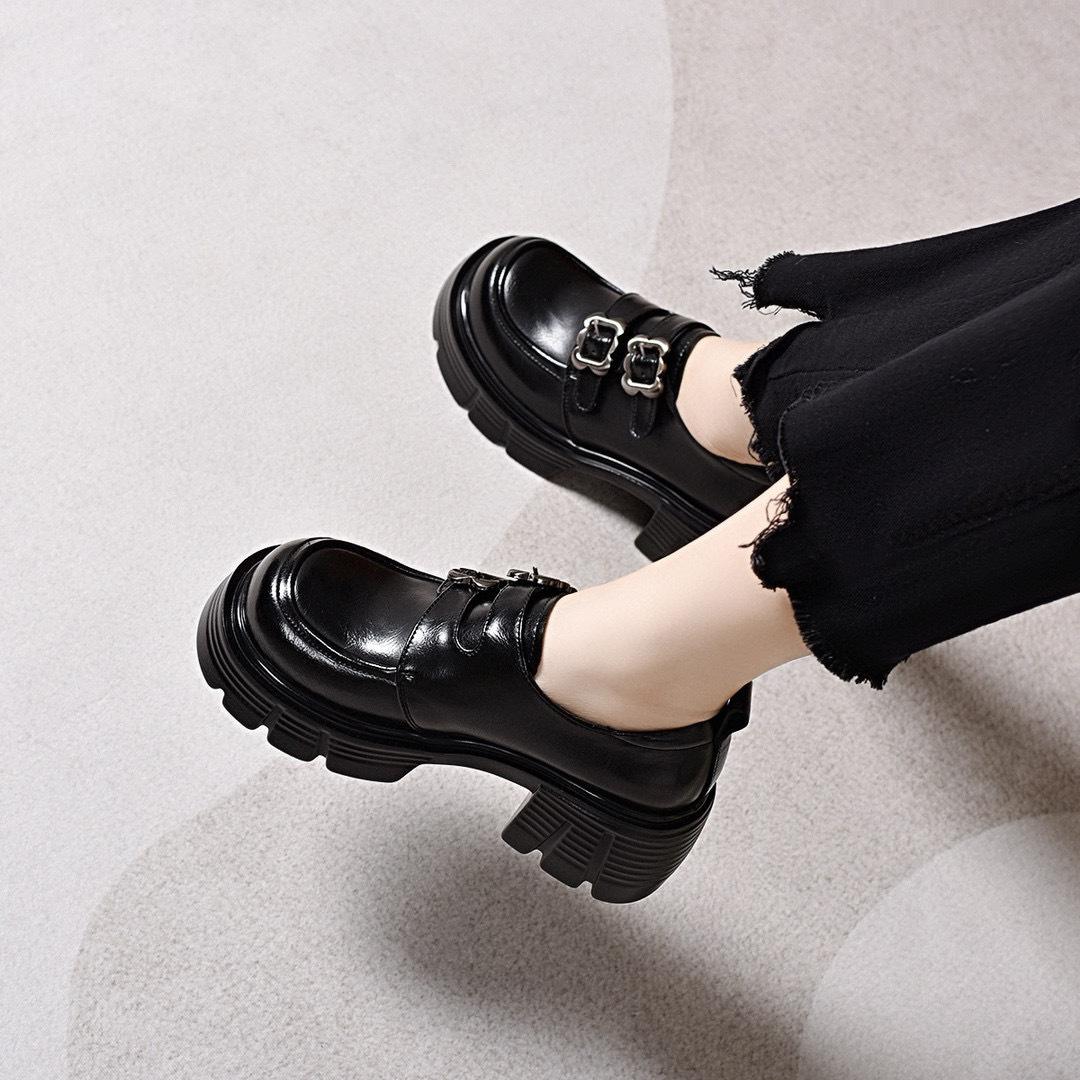 Platform shoes women s spring 2025 new double-breasted round head loafers muffin shoes college style one-pedal women s single shoes 40 коричневий
Platform shoes women s spring 2025 new double-breasted round head loafers muffin shoes college style one-pedal women s single shoes 40 коричневий