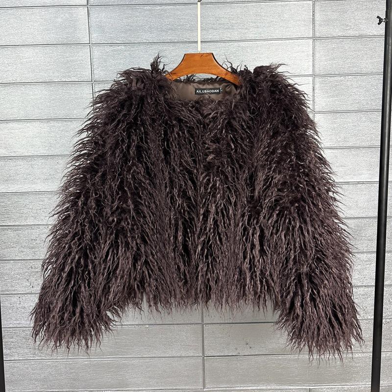 Однотонная модная куртка из искусственного меха для женщин, шикарная, пушистая, теплая, с длинными рукавами, свободного кроя, короткая куртка, роскошная, зимняя, женская, повседневная, для улицы XXXL
Однотонная модная куртка из искусственного меха для женщин, шикарная, пушистая, теплая, с длинными рукавами, свободного кроя, короткая куртка, роскошная, зимняя, женская, повседневная, для улицы XXXL