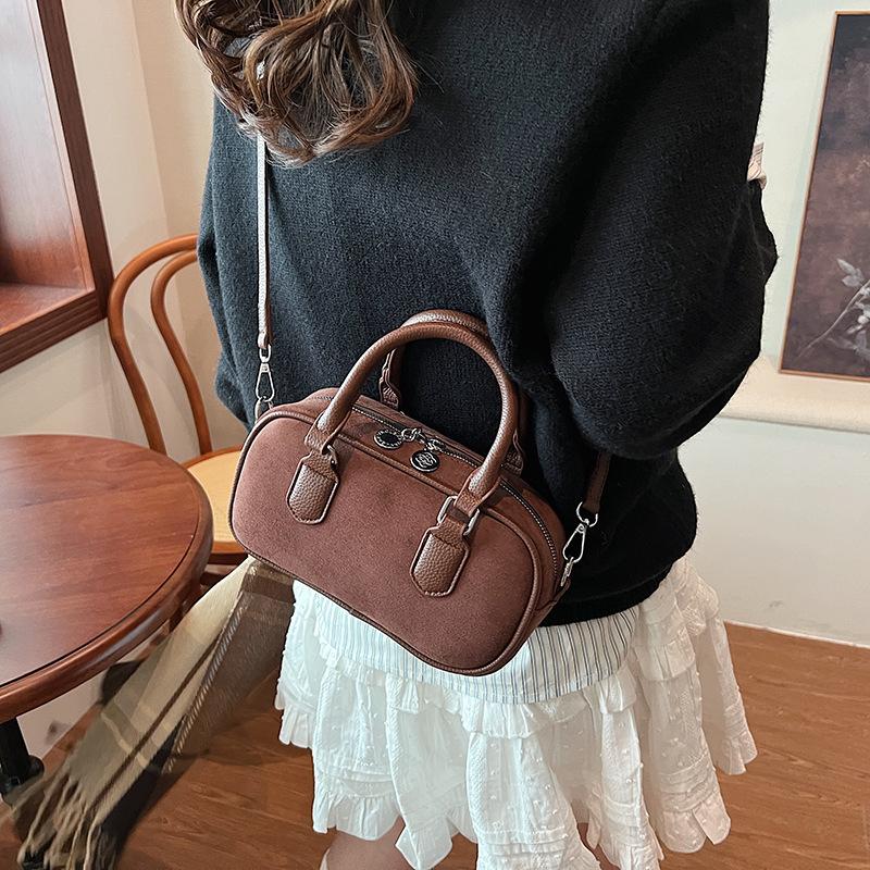 Autumn and winter matte portable bowling bag women s bag2025 new shoulder crossbody retro pillow bag 23*8*12
Autumn and winter matte portable bowling bag women s bag2025 new shoulder crossbody retro pillow bag 23*8*12