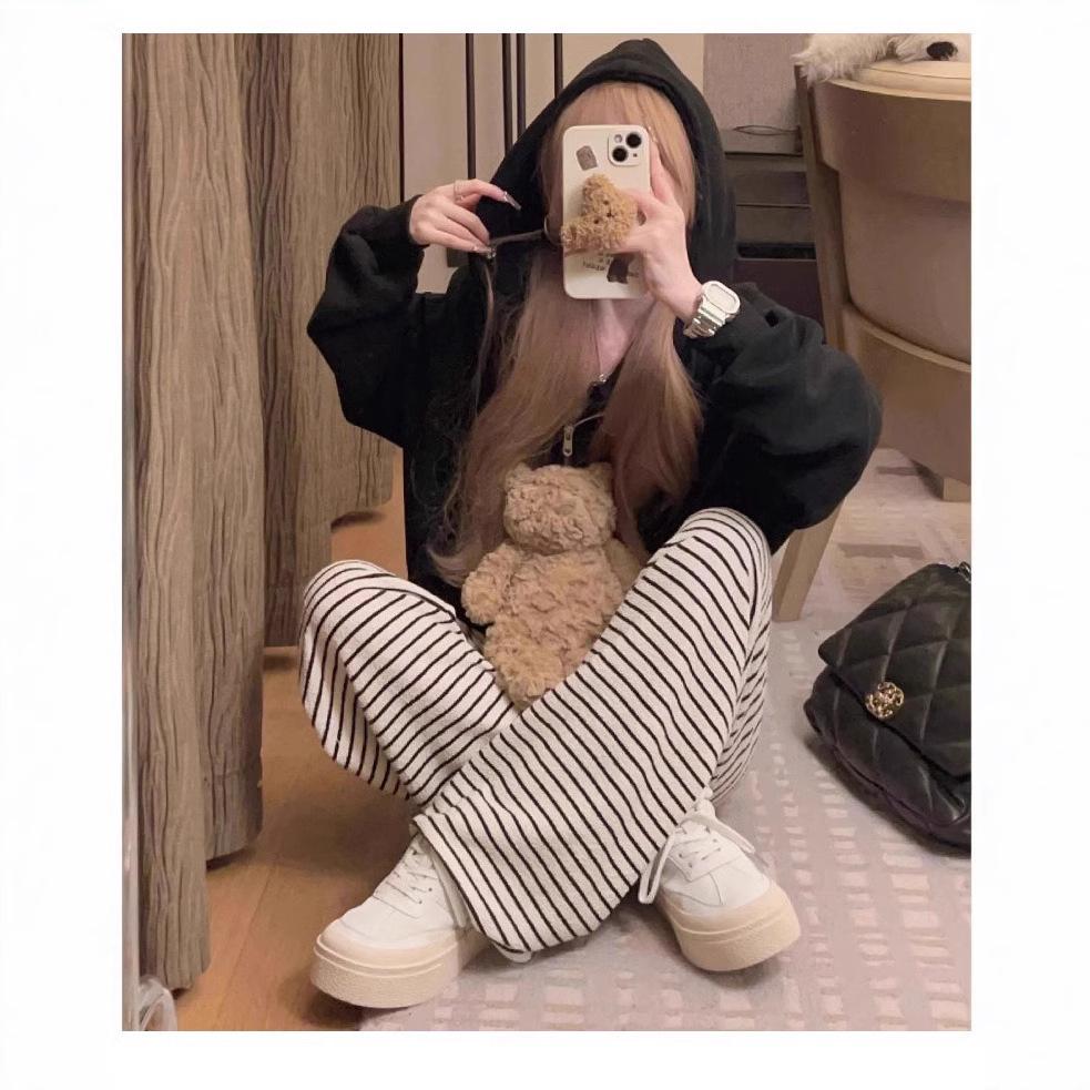 Petite Fleece-Lined Black & White Striped High-Waist Wide-Leg Pants for Women - Autumn/Winter S (for 80-95 jin)
Petite Fleece-Lined Black & White Striped High-Waist Wide-Leg Pants for Women - Autumn/Winter S (for 80-95 jin)