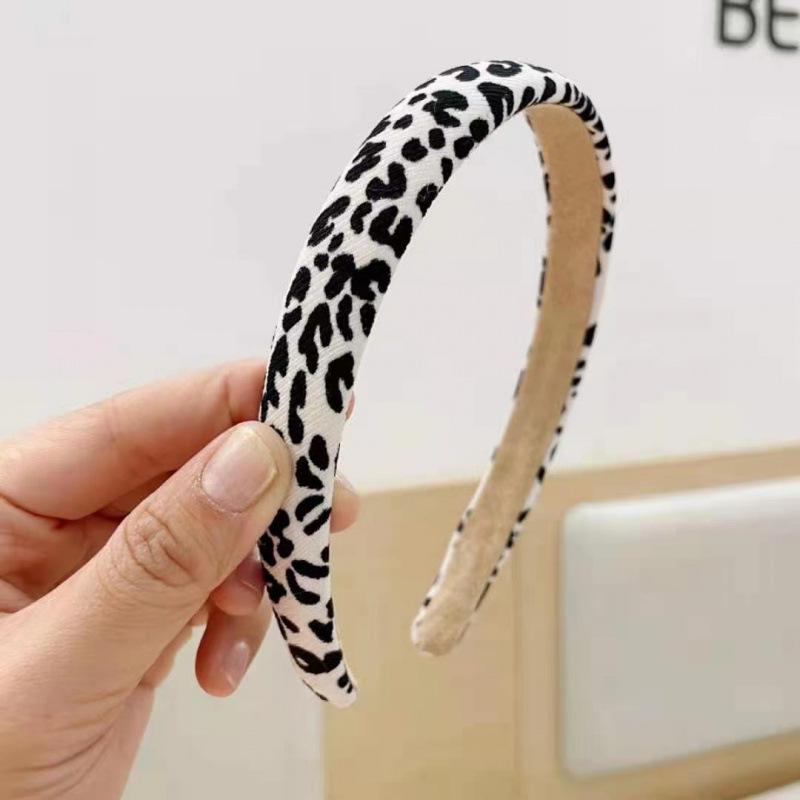 Christmas Retro Korean Headband: Versatile Winter Hair Accessory for Women
Christmas Retro Korean Headband: Versatile Winter Hair Accessory for Women