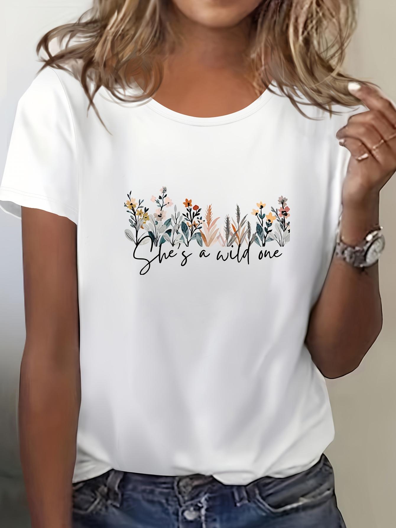 Женская повседневная футболка с коротким рукавом и круглым вырезом - Яркий синий цвет с цветочным и графическим принтом и цитатой «Она дикая сердцем» S
Женская повседневная футболка с коротким рукавом и круглым вырезом - Яркий синий цвет с цветочным и графическим принтом и цитатой «Она дикая сердцем» S