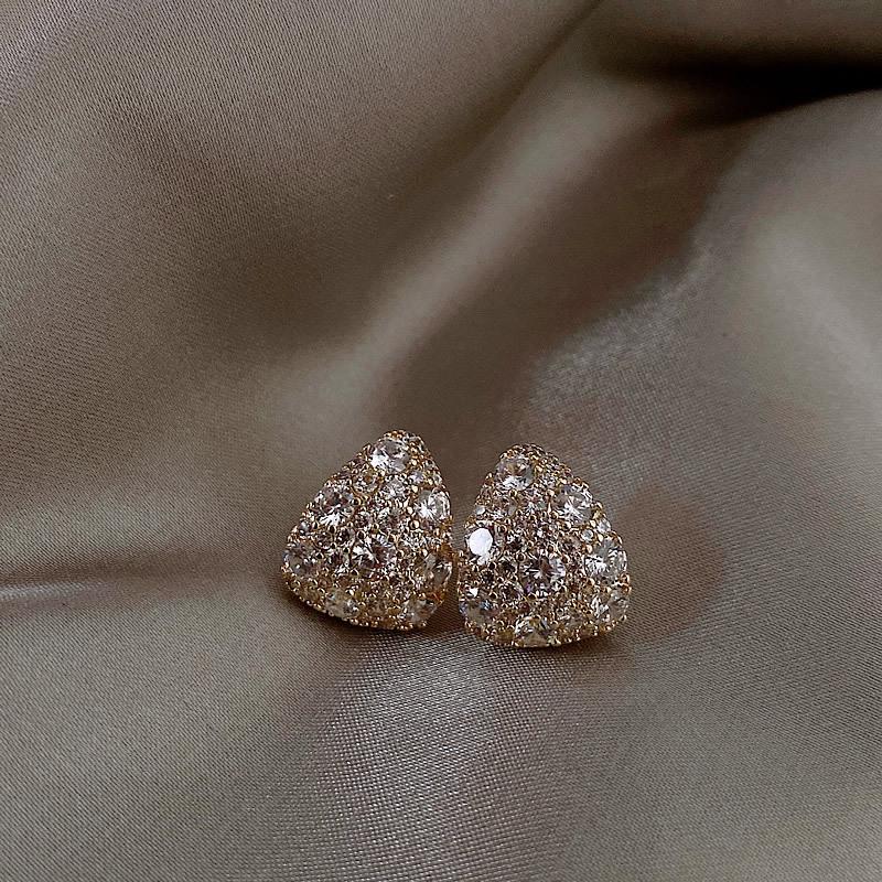Zircon water drop stud earrings women s simple design sense cold wind earrings fashion versatile earrings niche high sense
Zircon water drop stud earrings women s simple design sense cold wind earrings fashion versatile earrings niche high sense