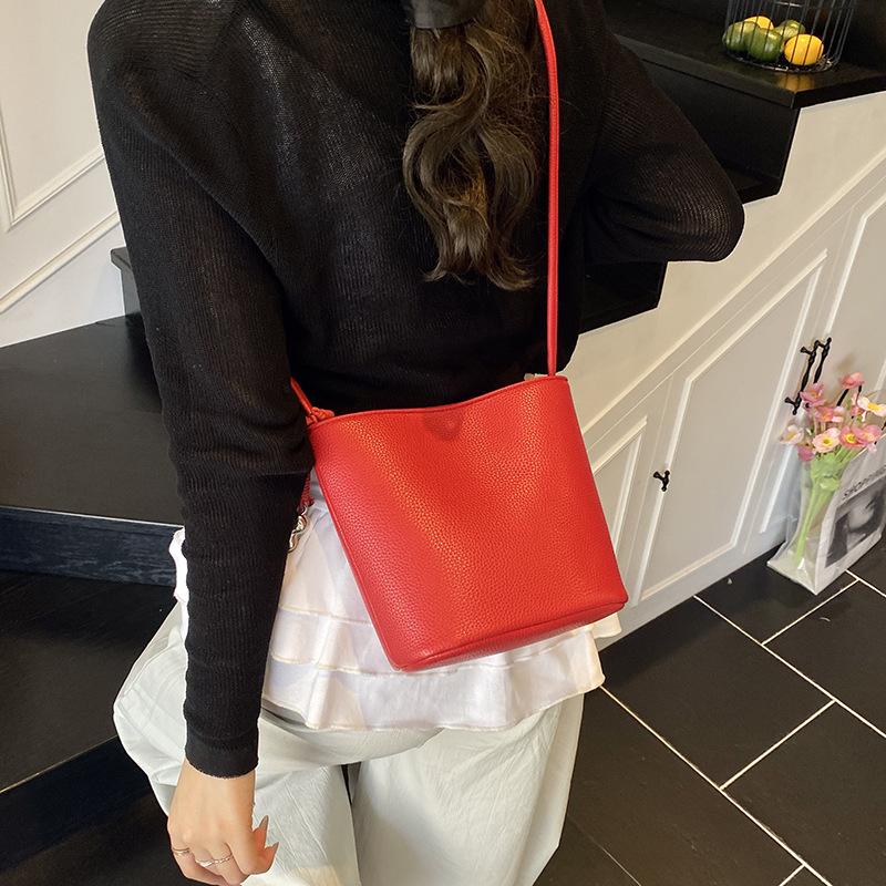 2025 summer new bucket bag women s fashion versatile high sense niche shoulder messenger bag білий
2025 summer new bucket bag women s fashion versatile high sense niche shoulder messenger bag білий