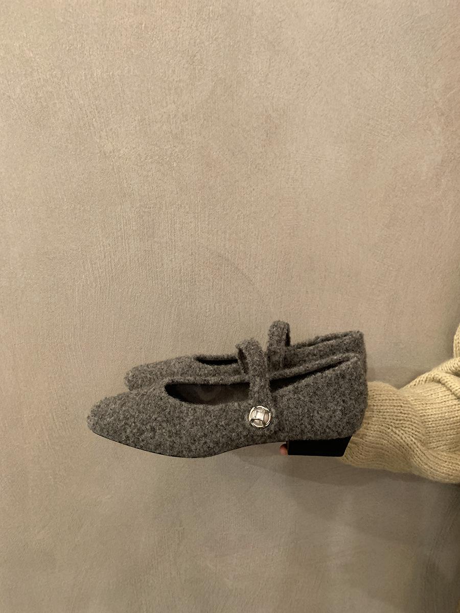 Woolen square head shallow mouth single shoes women s autumn and winter new gentle fairy style retro commuting flat temperament Mary Jane shoes 40
Woolen square head shallow mouth single shoes women s autumn and winter new gentle fairy style retro commuting flat temperament Mary Jane shoes 40