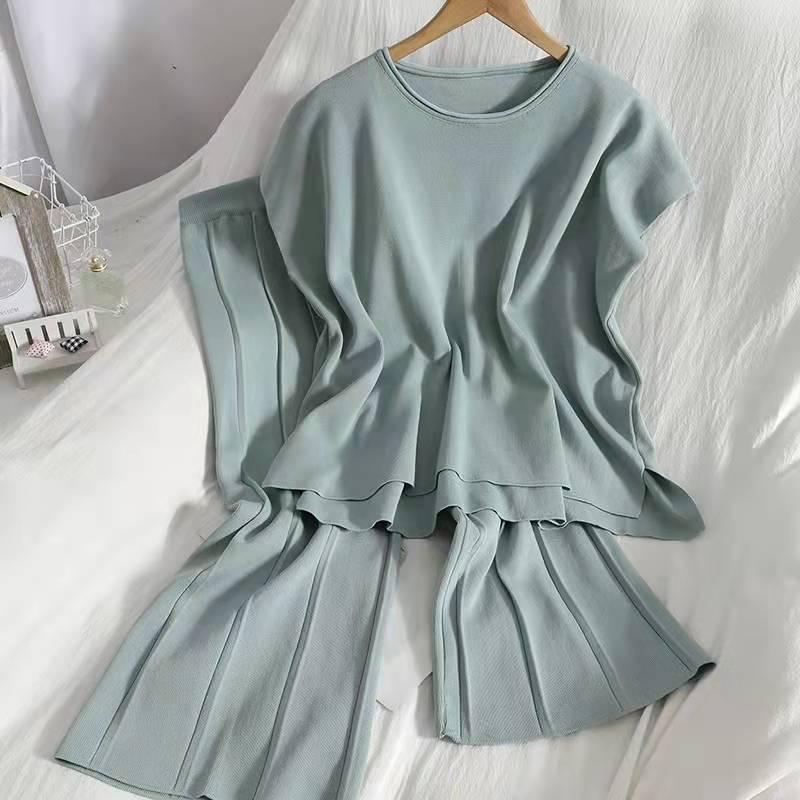 Summer Sleeveless Tank Top & Wide Leg Cropped Pants Ice Silk Two-Piece Set for Women Medium
Summer Sleeveless Tank Top & Wide Leg Cropped Pants Ice Silk Two-Piece Set for Women Medium