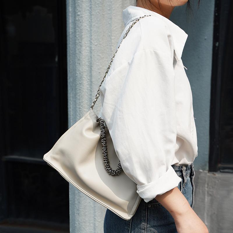 Feel the new pleated bag, portable messenger bag, premium original leather, niche cowhide cloud bag, female Jurchen 2025 medium
Feel the new pleated bag, portable messenger bag, premium original leather, niche cowhide cloud bag, female Jurchen 2025 medium