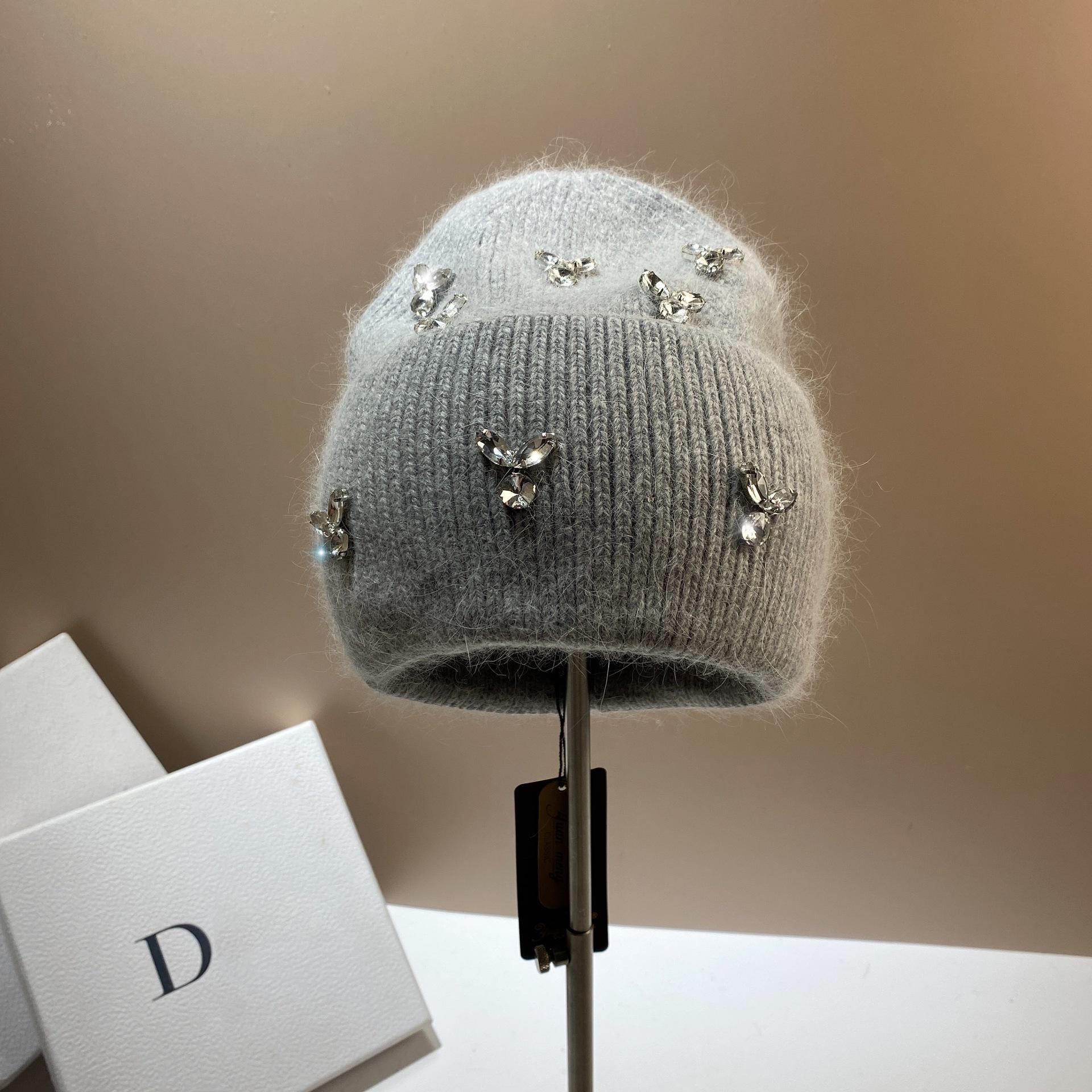 Warm Rhinestone Rabbit Hair Knitted Hat Light Luxury Celebrity Style Age-Reducing Double-Fold Headgear Ear Protection Hat One size світло-сірого кольору
Warm Rhinestone Rabbit Hair Knitted Hat Light Luxury Celebrity Style Age-Reducing Double-Fold Headgear Ear Protection Hat One size світло-сірого кольору