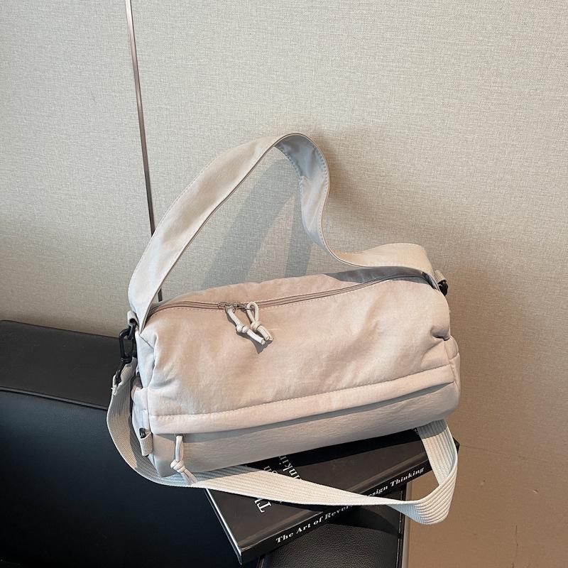 Autumn and winter niche casual versatile large-capacity pillow bag women s versatile and lightweight casual shoulder messenger bag серый
Autumn and winter niche casual versatile large-capacity pillow bag women s versatile and lightweight casual shoulder messenger bag серый