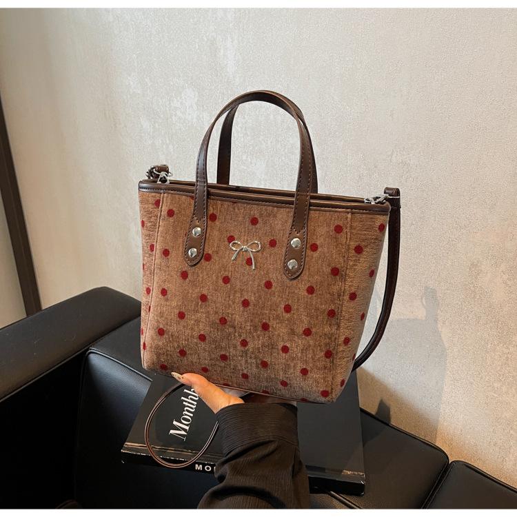 Модна сумка-відро з бантом, нова осінь 2024 року, нова універсальна жіноча сумка на плече під пахвами в горошок великої місткості темно-коричневого кольору
Модна сумка-відро з бантом, нова осінь 2024 року, нова універсальна жіноча сумка на плече під пахвами в горошок великої місткості темно-коричневого кольору