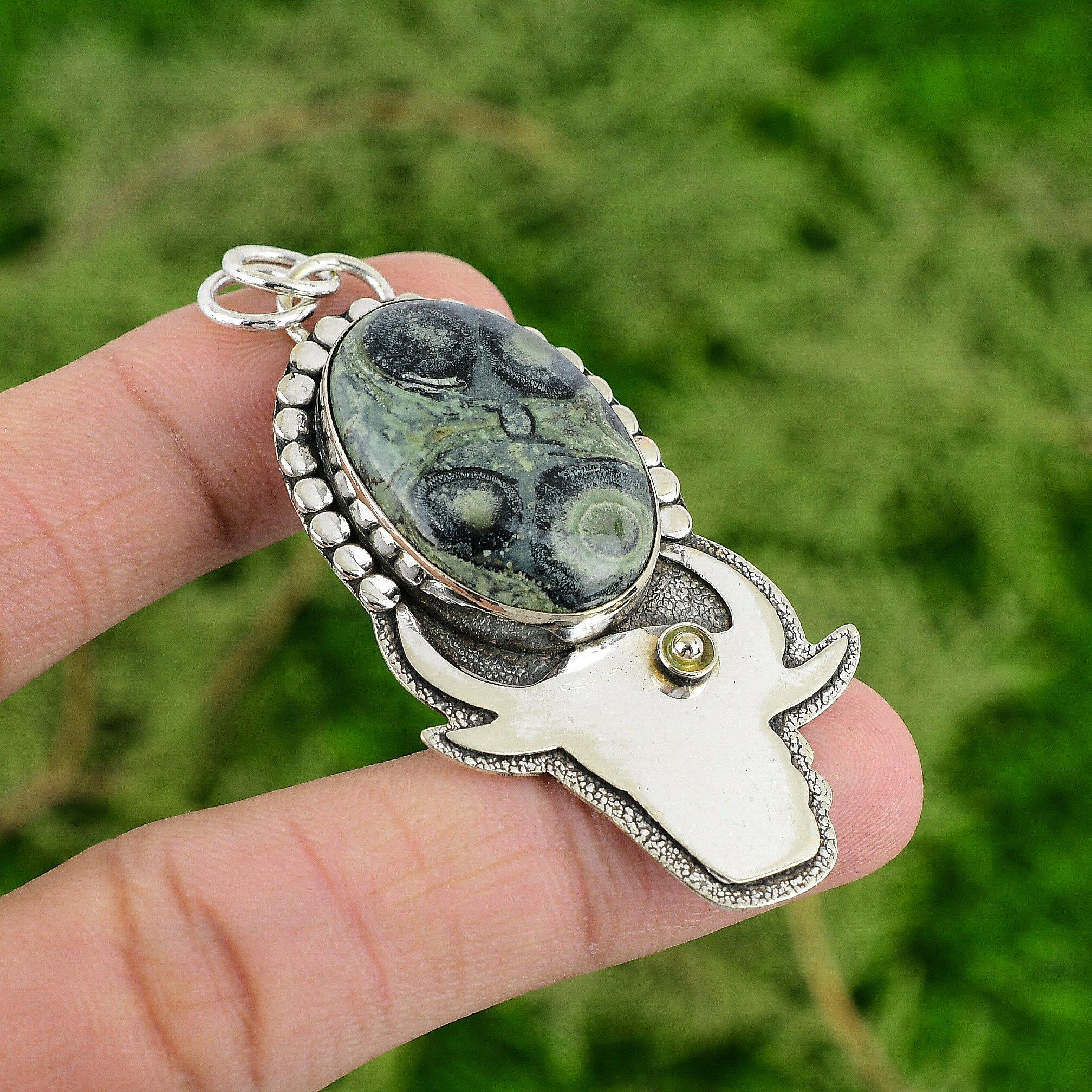 Подвеска из стерлингового серебра овальной формы с камнем яшма камбаба ручной работы для дочери
Подвеска из стерлингового серебра овальной формы с камнем яшма камбаба ручной работы для дочери