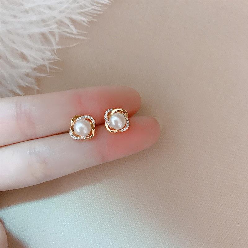 Korean exquisite pearl earrings women s retro French elegance temperament high-end stud earrings women s S silver needle ear jewelry
Korean exquisite pearl earrings women s retro French elegance temperament high-end stud earrings women s S silver needle ear jewelry