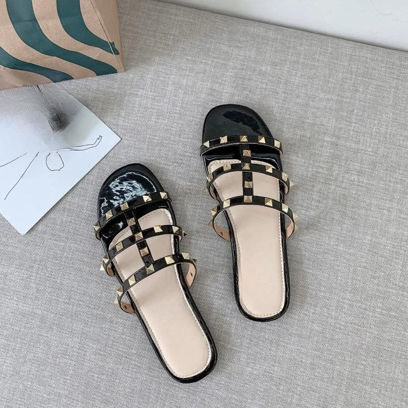 Модные тапочки с заклепками и полыми мягкими подошвами, противоскользящие, износостойкие, летние новинки, с круглым носком, плоские шлепанцы 39 чёрный
Модные тапочки с заклепками и полыми мягкими подошвами, противоскользящие, износостойкие, летние новинки, с круглым носком, плоские шлепанцы 39 чёрный