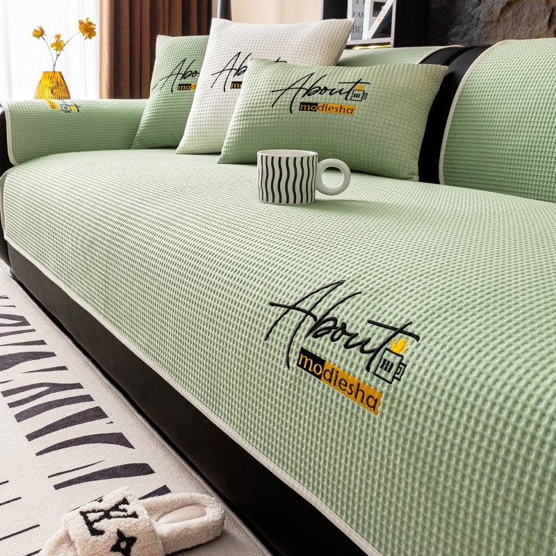 Летняя вафельная сетка, подушка для дивана из ледяного шелка, вышитые буквы, нескользящий коврик для дивана, охлаждающее сиденье, однотонный чехол для дивана 70x70cm 1pcs
Летняя вафельная сетка, подушка для дивана из ледяного шелка, вышитые буквы, нескользящий коврик для дивана, охлаждающее сиденье, однотонный чехол для дивана 70x70cm 1pcs